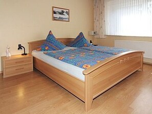 1 Schlafzimmer, Reisekinderbett