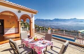 تناول الطعام بالخارج