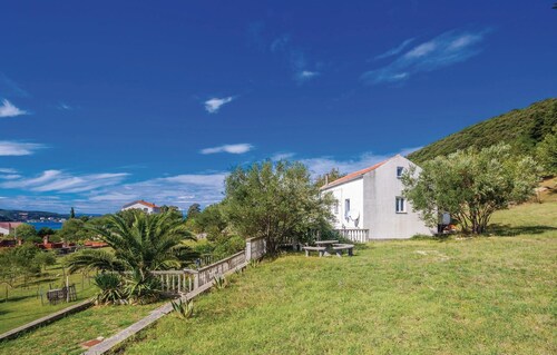 Schönes Haus mit 3 Schlafzimmern in Supetarska.