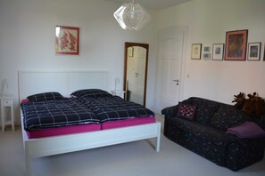 2 Schlafzimmer, Schreibtisch, Reisekinderbett, WLAN