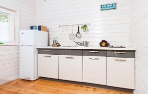 Kühlschrank, Herdplatte, Wasserkocher mit Kaffee-/Teezubehör