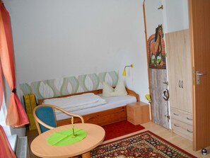 2 bedrooms, travel cot, bed sheets