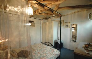 1 bedroom, bed sheets