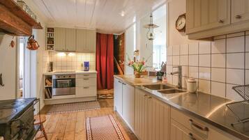 Fridge, stovetop, coffee/tea maker