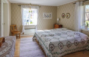 3 bedrooms, travel crib