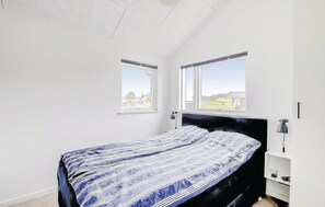 4 bedrooms, travel cot, free WiFi