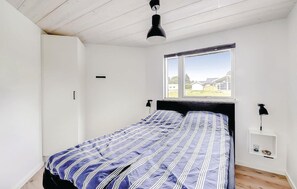 4 bedrooms, travel crib, free WiFi