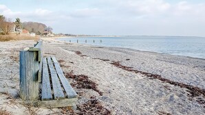 A beach with a wooden bench and a view of the sea. - Awesome home in Haderslev with sauna (Haderslev)