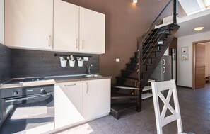 Réfrigérateur, surface de cuisson, lave-vaisselle, cafetière-théière