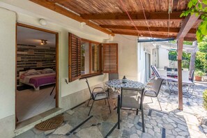 Outdoor dining - Studio near the beach (Crikvenica)
