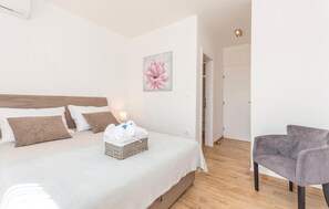 4 عدّة غرف نوم وواي فاي مجانًا وملاءات أسرّة