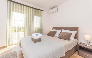 4 bedrooms, free WiFi, bed sheets