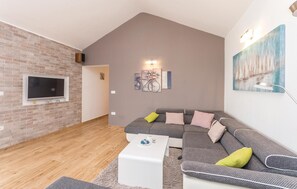 Smart-TV, Tischfußball, Stereoanlage