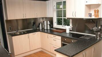 Køleskab, kogeplade, opvaskemaskine, kaffe-/temaskine