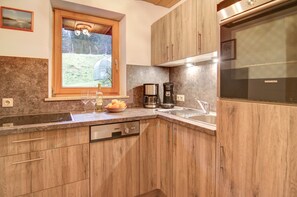 Kühlschrank, Ofen, Geschirrspüler, Wasserkocher mit Kaffee-/Teezubehör