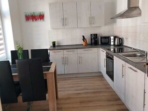 Kühlschrank, Mikrowelle, Ofen, Geschirrspüler