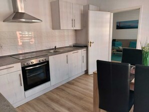 Kühlschrank, Mikrowelle, Ofen, Geschirrspüler