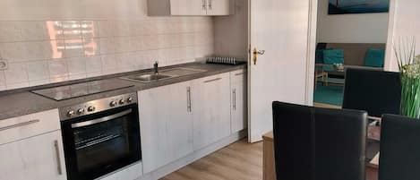 Een koelkast, een magnetron, een oven, een vaatwasser