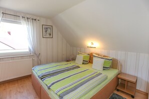 2 bedrooms, travel crib, WiFi, bed sheets - House - holiday rentals on Burgwall in family Möller (Bergen auf Rügen)