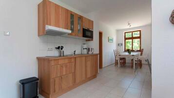 Réfrigérateur, micro-ondes, chaise haute