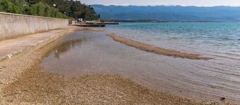 Holiday apartment with air conditioning and sea views near the beach