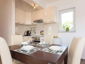 Køleskab, ovn, kogeplade, kaffe-/temaskine