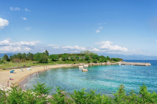 Holiday apartment with air conditioning and sea views near the beach