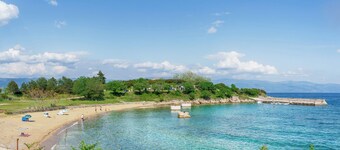 Holiday apartment with air conditioning and sea views near the beach