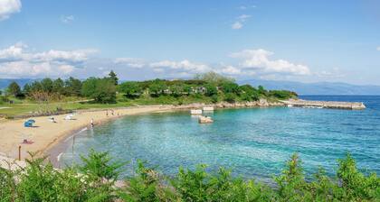 Holiday apartment with air conditioning and sea views near the beach