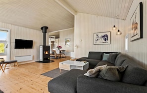 TV, fireplace - Beautiful home in Rønde with sauna (Rønde)