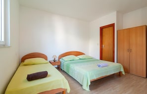 Free WiFi, bed sheets - Beach front apartment in Stanici (Stanici)