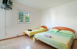 Free WiFi, bed sheets - Beach front apartment in Stanici (Stanici)