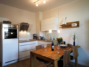 Kühlschrank, Mikrowelle, Ofen, Geschirrspüler