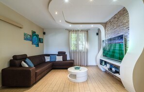 Fernseher, Kamin, Tischfußball, Tischtennisplatte