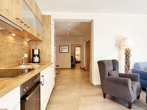 Réfrigérateur, four, lave-vaisselle, cafetière/bouilloire