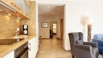 Kühlschrank, Ofen, Geschirrspüler, Wasserkocher mit Kaffee-/Teezubehör