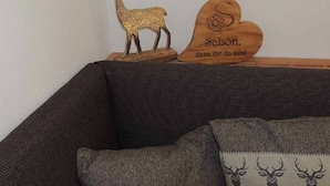 Una placa de madera con un ciervo y un corazón, y un cojín estampado con diseño de ciervo.