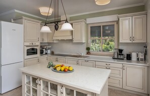 Fridge, microwave, stovetop, dishwasher