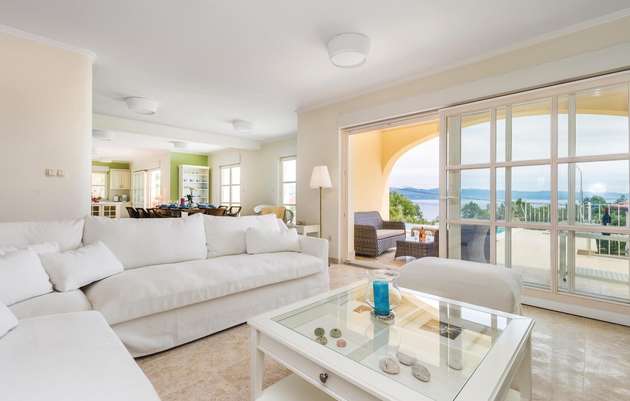 Televisión, chimenea, reproductor de DVD y tenis de mesa 