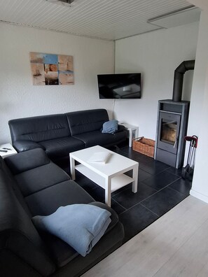 Platt-tv och eldstad