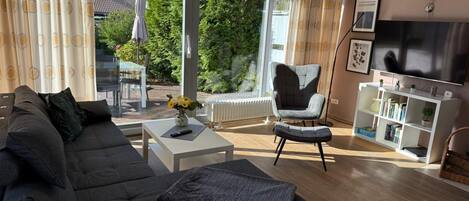 Una televisión, una chimenea