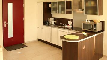 Kjøleskap, mikrobølgeovn, oppvaskmaskin og høy barnestol