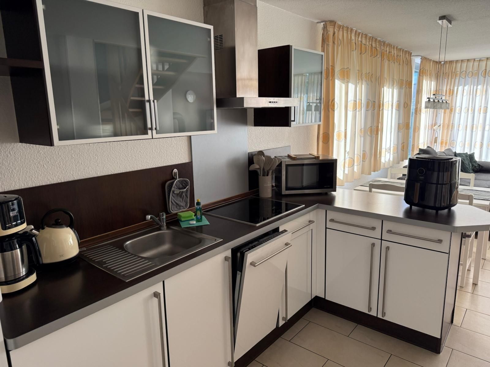 Kühlschrank, Mikrowelle, Geschirrspüler, Hochstuhl