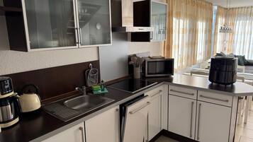 Kühlschrank, Mikrowelle, Geschirrspüler, Hochstuhl