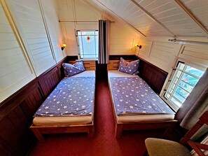 2 bedrooms, travel cot, WiFi, bed sheets