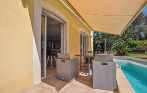 Outdoor dining - Lovely home in Saint Raphael (Saint Raphael)