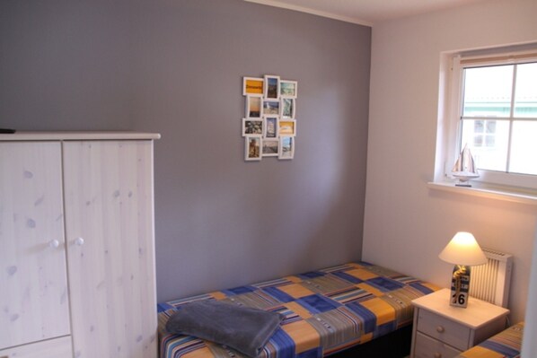 2 bedrooms, travel crib