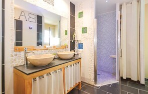 Shower - Beautiful home in Maubec (Maubec)