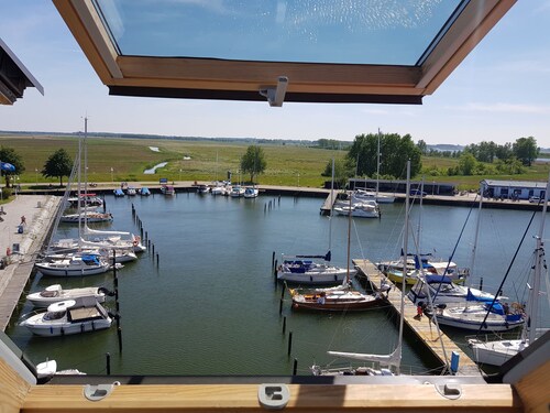 FEWO SEGELHAFENIDYLL, suora u. rauhallinen sijainti vedessä - Ferienwohnung Segelhafenidyll