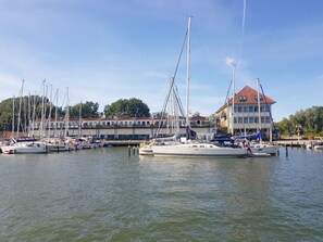 Marina - FEWO SEGELHAFENIDYLL, direct and quiet waterfront location, WLAN - vacation apartment (Karlshagen)